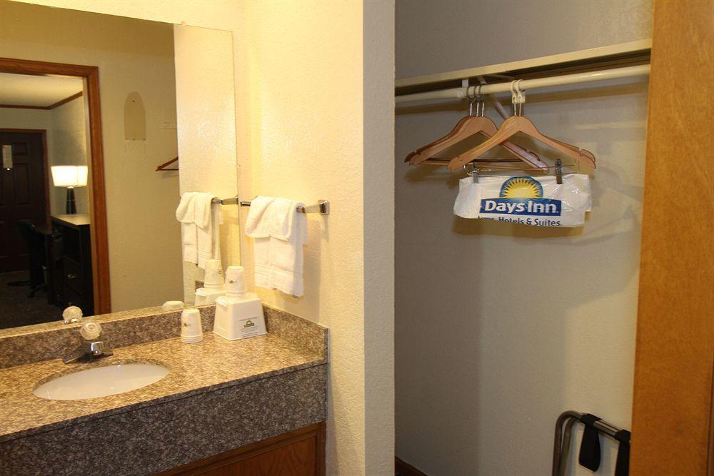 Days Inn Kansas City-Worlds Of Fun Zewnętrze zdjęcie